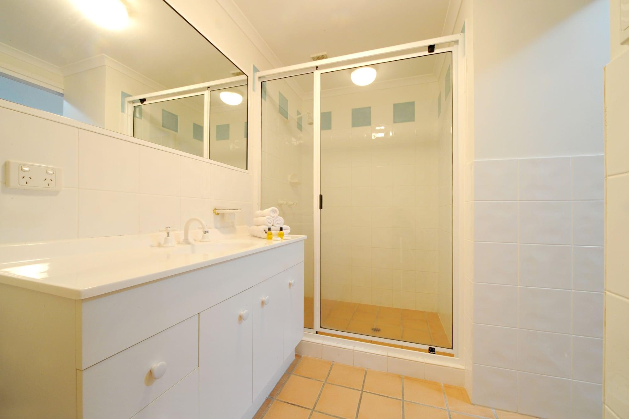 At Beach Court Holiday Villas Airlie Beach Esterno foto