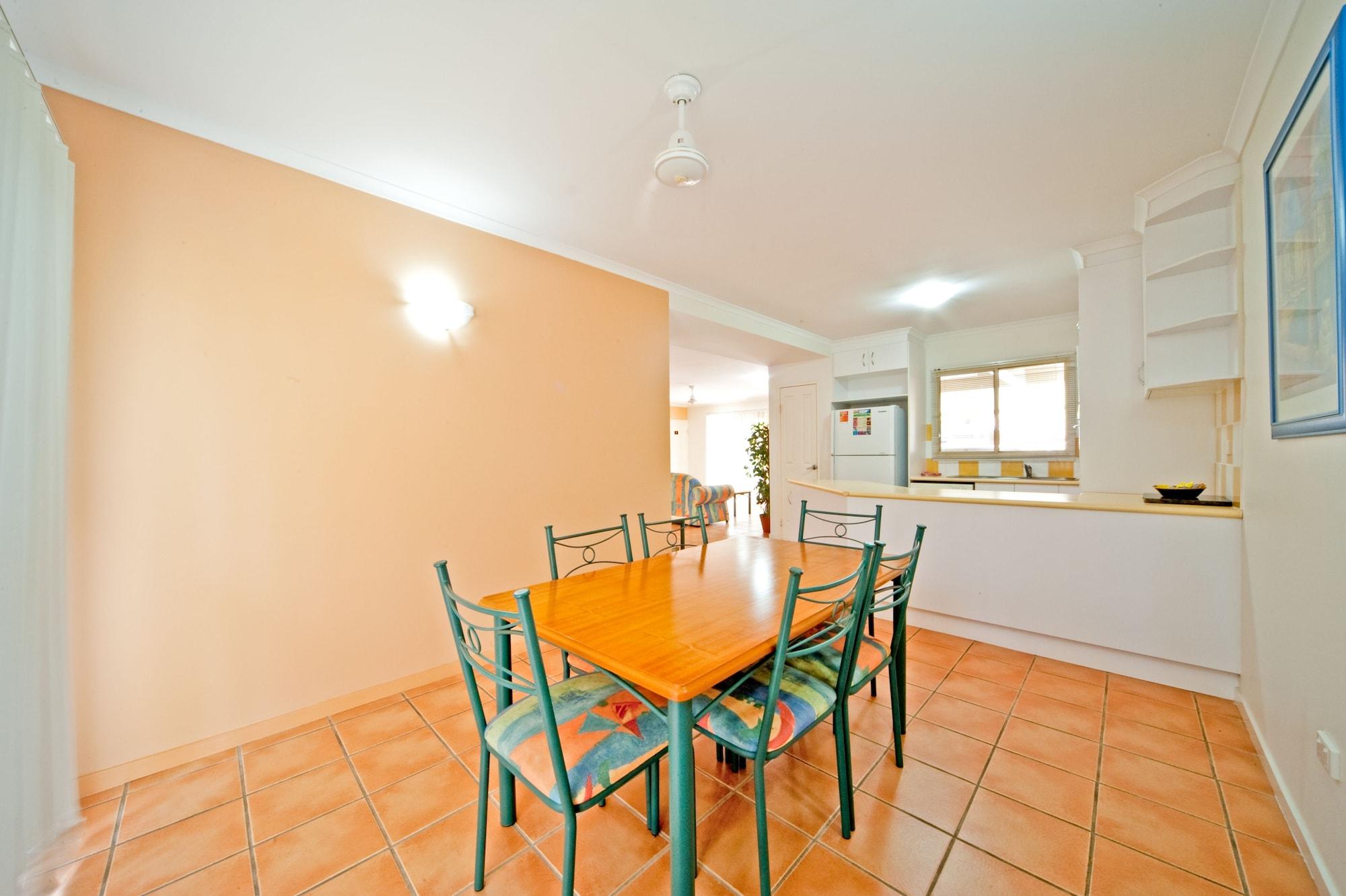 At Beach Court Holiday Villas Airlie Beach Esterno foto