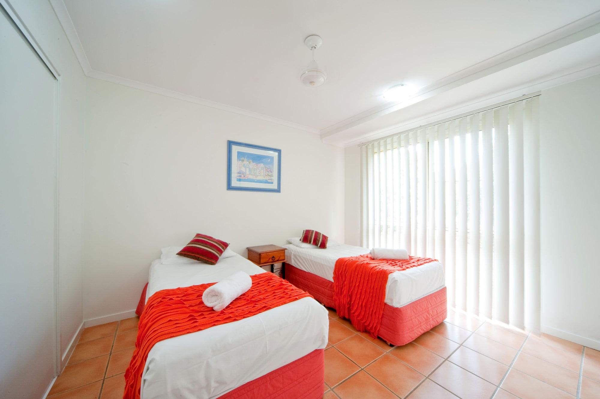 At Beach Court Holiday Villas Airlie Beach Esterno foto