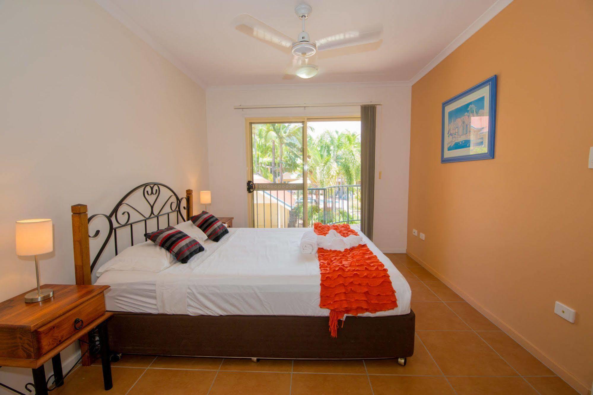 At Beach Court Holiday Villas Airlie Beach Esterno foto