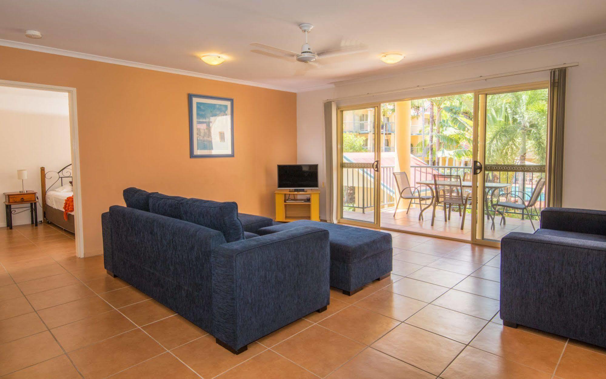 At Beach Court Holiday Villas Airlie Beach Esterno foto