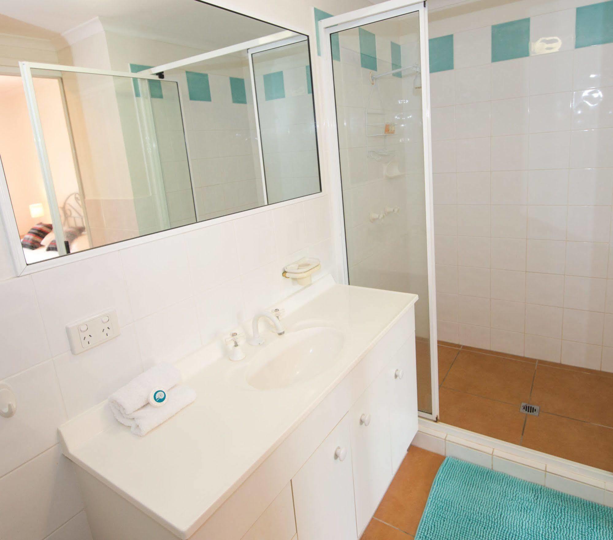 At Beach Court Holiday Villas Airlie Beach Esterno foto