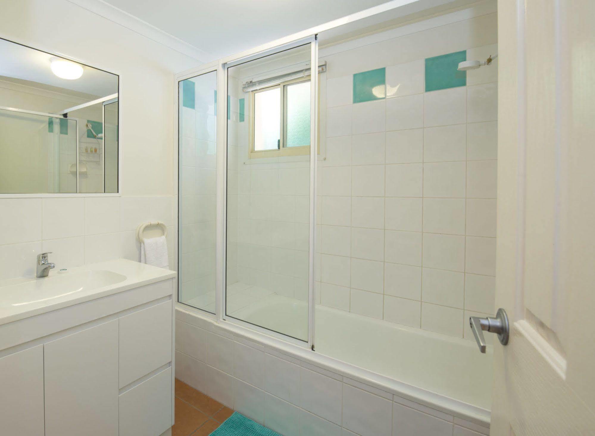 At Beach Court Holiday Villas Airlie Beach Esterno foto