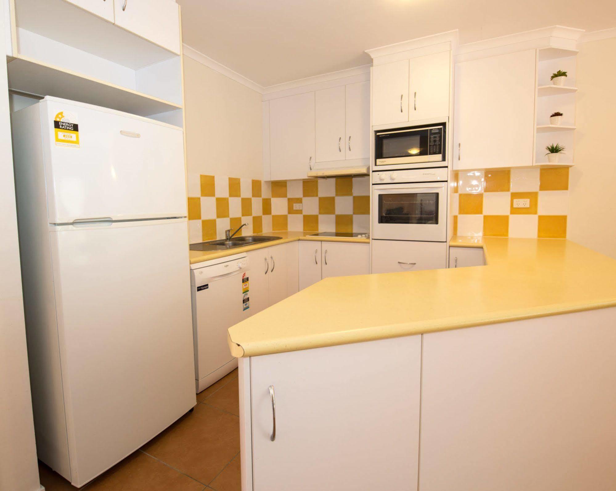 At Beach Court Holiday Villas Airlie Beach Esterno foto