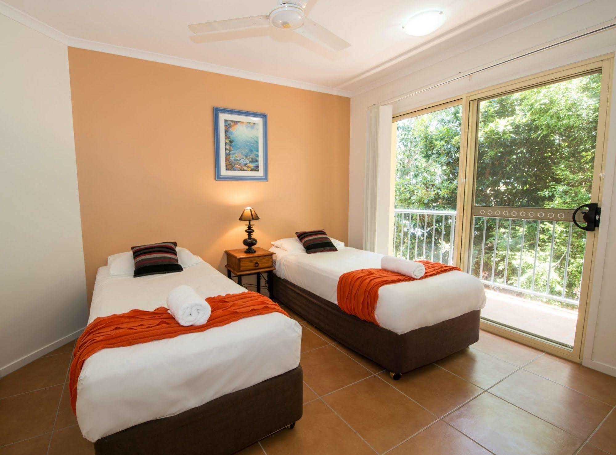 At Beach Court Holiday Villas Airlie Beach Esterno foto