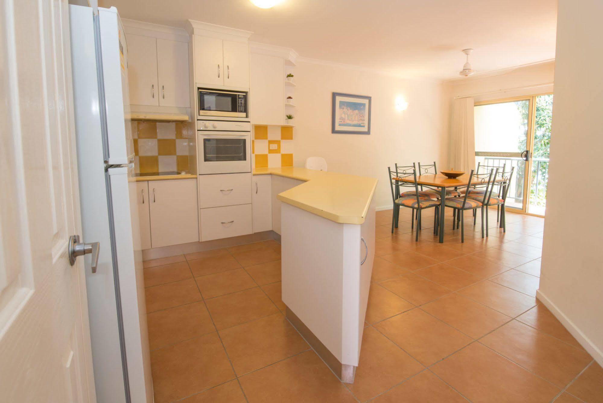 At Beach Court Holiday Villas Airlie Beach Esterno foto