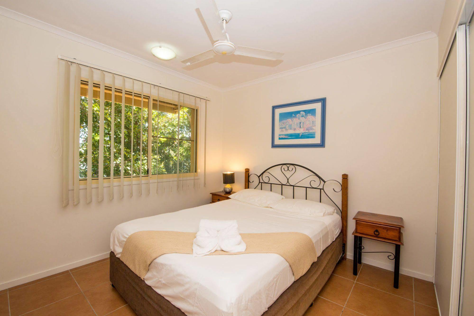 At Beach Court Holiday Villas Airlie Beach Esterno foto