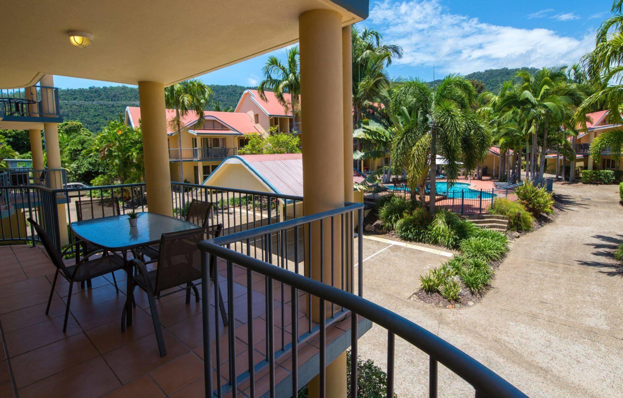 At Beach Court Holiday Villas Airlie Beach Esterno foto