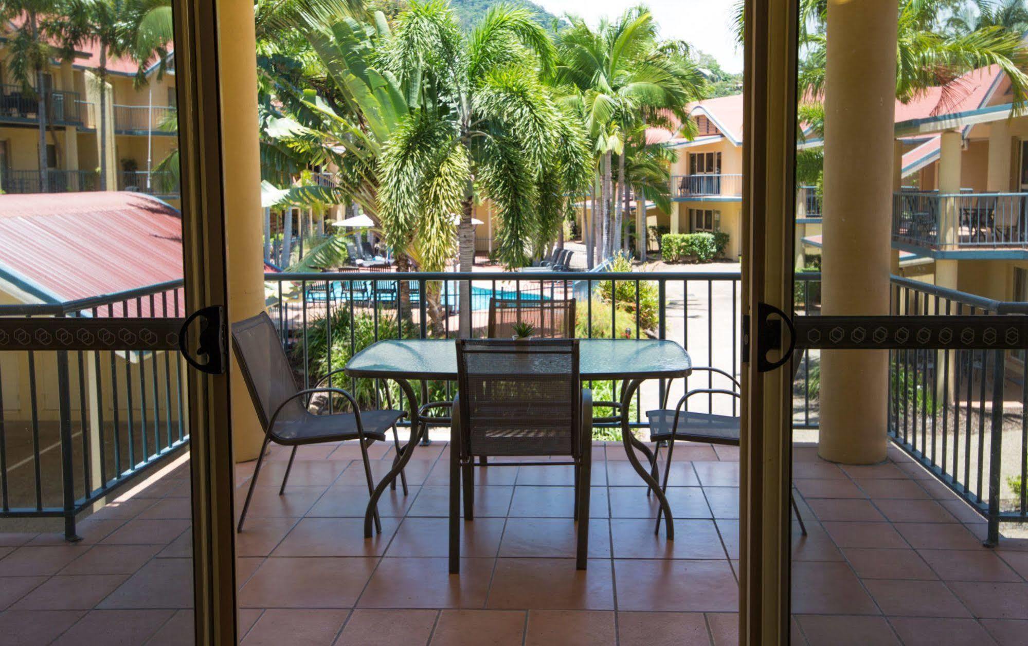 At Beach Court Holiday Villas Airlie Beach Esterno foto