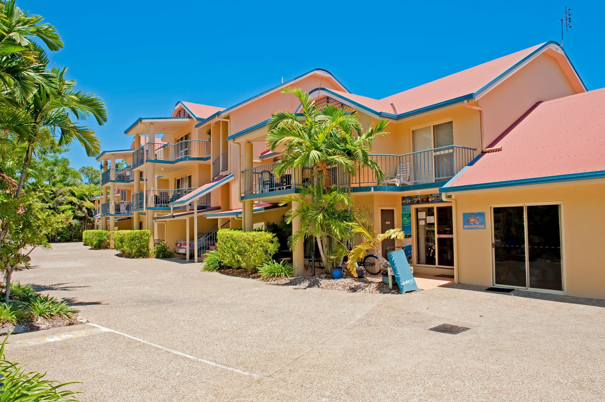 At Beach Court Holiday Villas Airlie Beach Esterno foto
