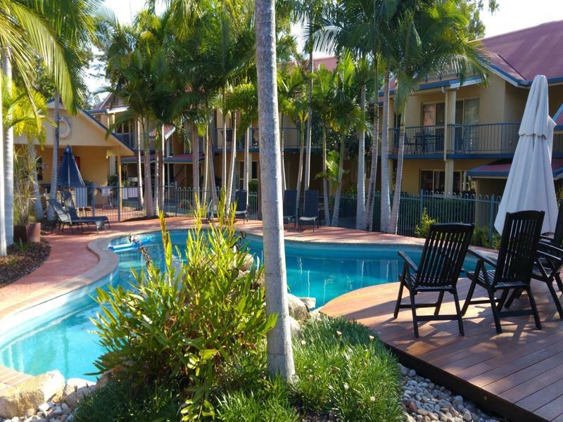 At Beach Court Holiday Villas Airlie Beach Esterno foto